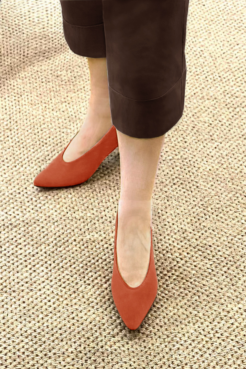 Terracotta orange women's dress pumps, with a round neckline. Tapered toe. Low flare heels. Worn view - Florence KOOIJMAN